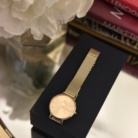 🕐 Great Condition 32mm Unitone Daniel Wellington Watch in Gold - Picture 8 of 11